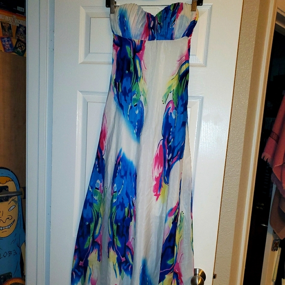 Dresses & Skirts - Beautiful strapless dress 🌞